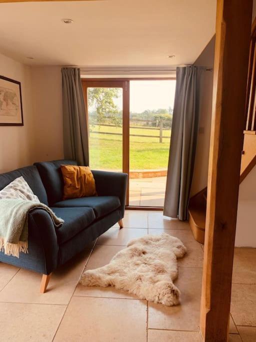 2 Beds & Living In Our Idyllic Country * Bedford