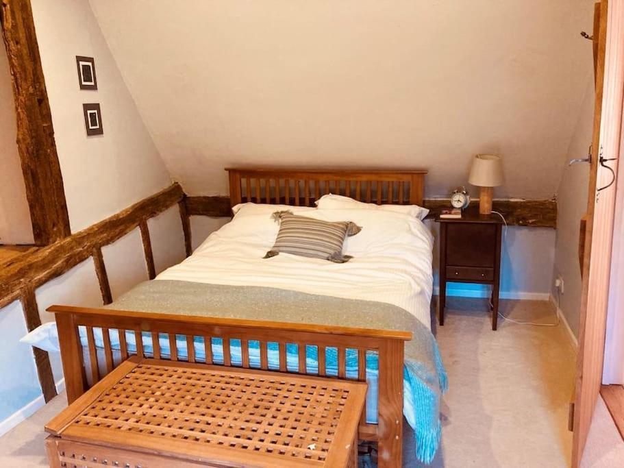 2 Beds & Living In Our Idyllic Country * Bedford